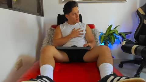 Snapshot of julian_wallace chatting on April 30, 2026, 4:24 pm julian_wallace online show from April 30, 2026, 4:24 pm