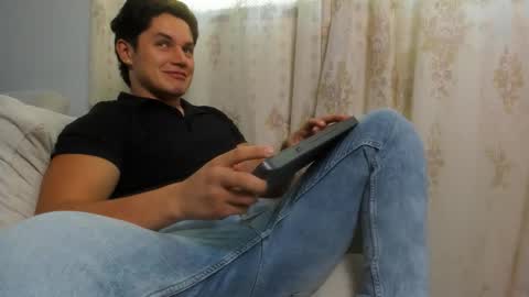 julian_wallace1 online show from May 19, 2026, 3:29 pm