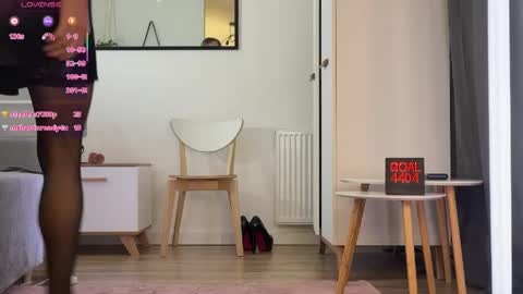 Julia online show from April 19, 2026, 9:06 pm