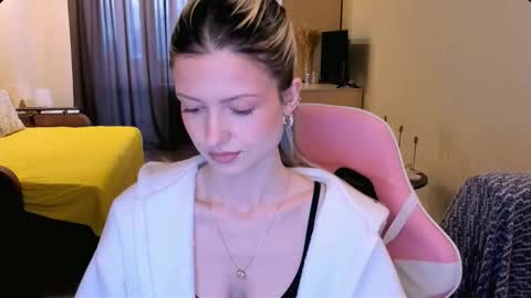 Snapshot of julie_flores chatting on February 10, 2026, 4:38 am Julie online show from February 10, 2026, 4:38 am