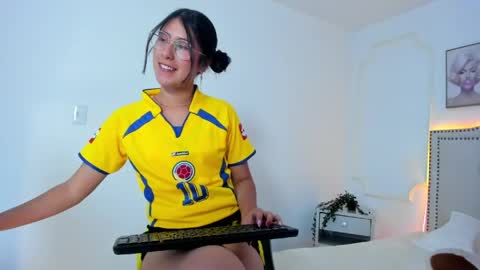 juliee_ross online show from April 29, 2026, 12:20 pm
