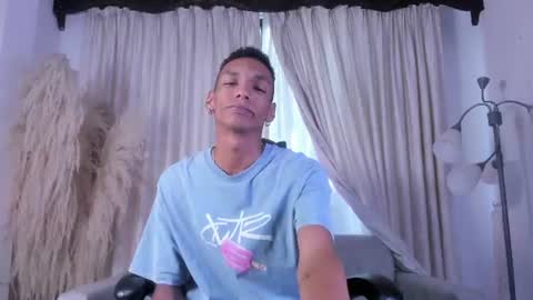 Snapshot of juliensaint_ chatting on July 2, 2026, 12:11 pm Julien online show from July 2, 2026, 12:11 pm