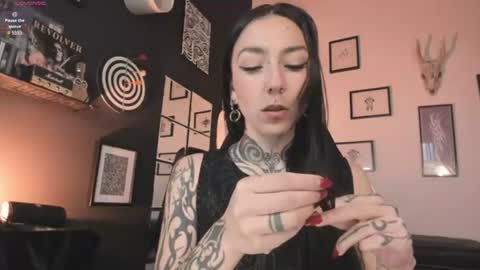 juliet_sourire online show from August 4, 2026, 1:46 pm