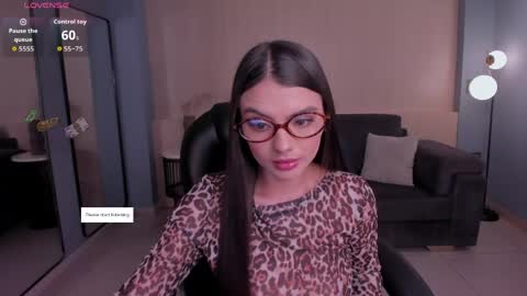 Juliette Moreau online show from May 12, 2026, 7:44 pm