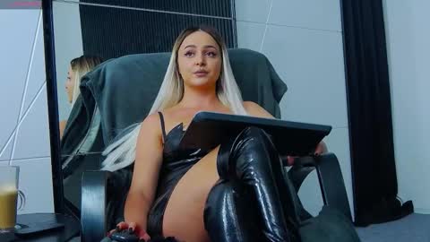 Julia online show from October 17, 2025, 2:08 pm