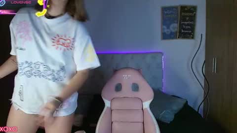 jullianapriv_ online show from September 15, 2025, 2:06 pm