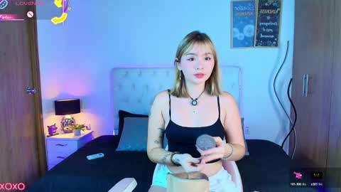 jullianapriv_ online show from September 17, 2025, 1:57 pm