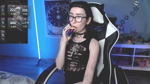 Snapshot of julscinamon chatting on December 14, 2024, 6:41 pm Baroness Von Cringe online show from December 14, 2024, 6:41 pm