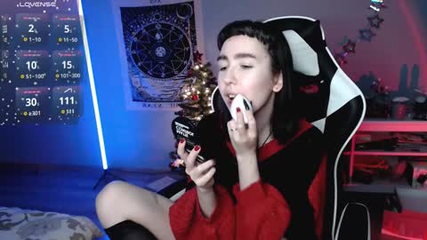 Snapshot of julscinamon chatting on December 30, 2024, 8:25 pm Baroness Von Cringe online show from December 30, 2024, 8:25 pm