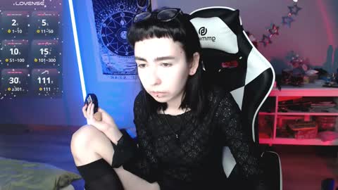 Snapshot of julscinamon chatting on January 1, 2025, 6:59 pm Baroness Von Cringe online show from January 1, 2025, 6:59 pm