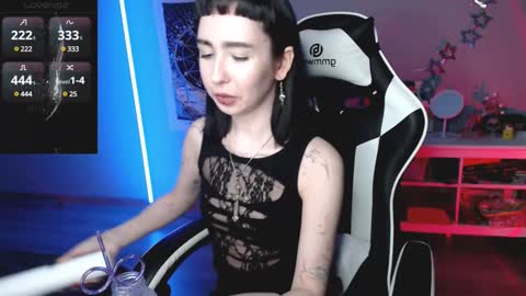 Snapshot of julscinamon chatting on January 17, 2025, 6:44 pm Baroness Von Cringe online show from January 17, 2025, 6:44 pm