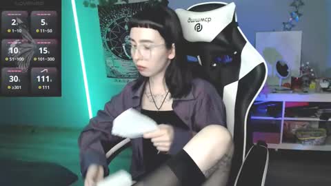 Snapshot of julscinamon chatting on February 18, 2025, 5:42 pm Baroness Von Cringe online show from February 18, 2025, 5:42 pm