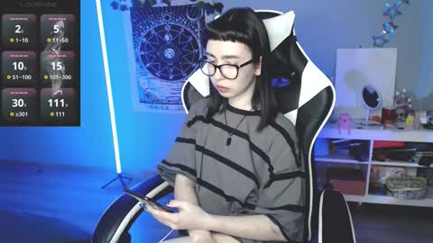 Snapshot of julscinamon chatting on February 19, 2025, 5:49 pm Baroness Von Cringe online show from February 19, 2025, 5:49 pm