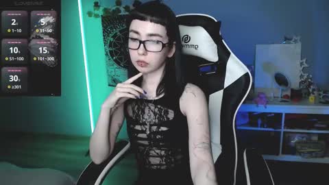 Snapshot of julscinamon chatting on March 1, 2025, 6:11 pm Baroness Von Cringe online show from March 1, 2025, 6:11 pm