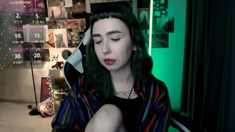 Snapshot of julscinamon chatting on October 17, 2025, 3:58 pm Baroness Von Cringe online show from October 17, 2025, 3:58 pm