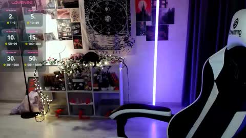 Snapshot of julscinamon chatting on November 19, 2025, 6:30 pm Baroness Von Cringe online show from November 19, 2025, 6:30 pm