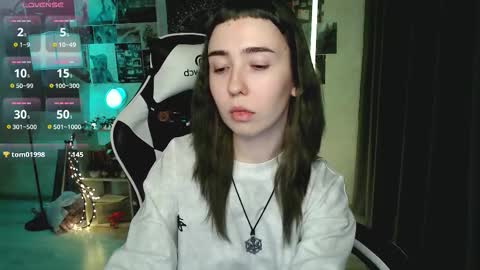 Snapshot of julscinamon chatting on December 14, 2025, 5:51 pm Baroness Von Cringe online show from December 14, 2025, 5:51 pm