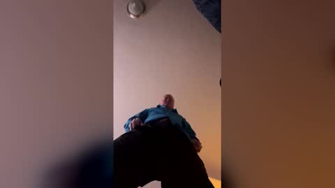 jumpyminky online show from December 3, 2025, 2:52 am