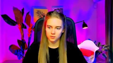 junewoods online show from December 1, 2025, 6:18 am