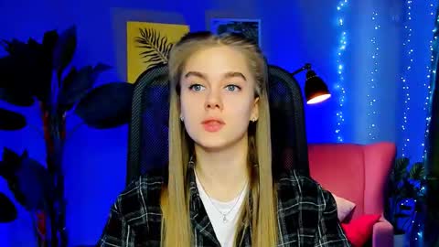 junewoods online show from January 14, 2026, 8:31 am