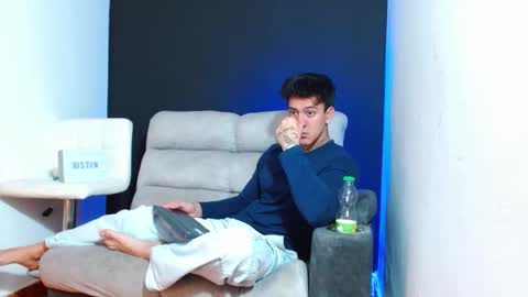 justinfuller_31 online show from February 18, 2026, 11:33 pm