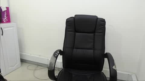 karla_cg online show from April 10, 2026, 3:50 pm