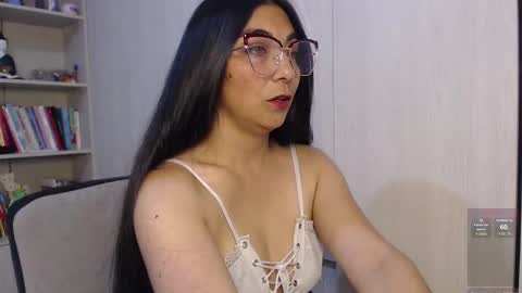 Snapshot of karla_hernandez chatting on December 19, 2025, 10:28 pm Karla online show from December 19, 2025, 10:28 pm