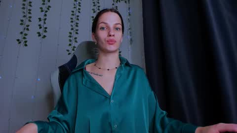 karla_lim online show from November 12, 2025, 7:03 pm