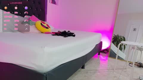 kataaleya__12 online show from November 24, 2025, 11:43 am