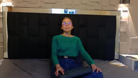 Katalina online show from November 7, 2025, 3:01 pm