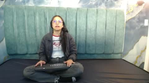 Katalina online show from May 5, 2026, 7:33 pm