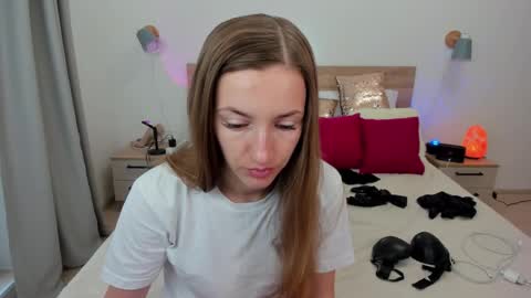 kate_redgar online show from September 17, 2025, 9:33 am