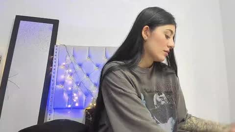 love meeee online show from October 14, 2025, 6:20 pm
