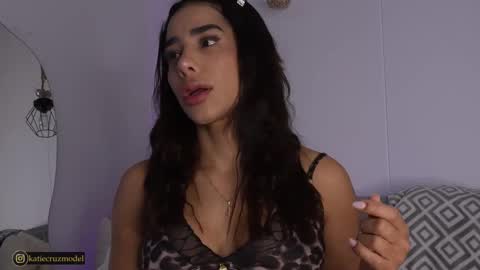 Snapshot of katiecruz_ chatting on September 23, 2025, 11:02 am Katie online show from September 23, 2025, 11:02 am
