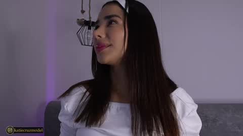 Snapshot of katiecruz_ chatting on October 6, 2025, 11:07 am Katie online show from October 6, 2025, 11:07 am
