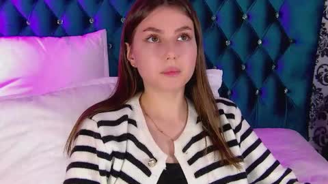 katiereeves online show from November 18, 2025, 6:12 pm