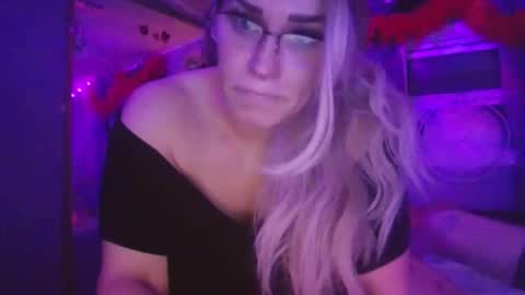 Snapshot of kaylaandmike23 chatting on April 16, 2026, 4:13 am M and K online show from April 16, 2026, 4:13 am