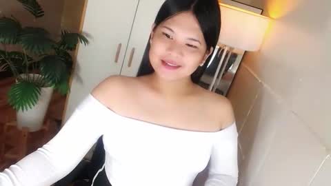 Snapshot of kayleepinay chatting on January 13, 2026, 5:51 pm Y O U R F U T U R E K A Y L E E online show from January 13, 2026, 5:51 pm