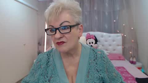 Snapshot of kaylesmoll chatting on November 15, 2025, 7:43 pm kaylesmoll online show from November 15, 2025, 7:43 pm