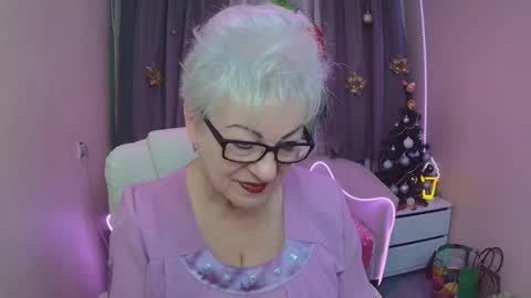 kaylesmoll online show from December 18, 2025, 7:42 pm