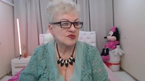 Snapshot of kaylesmoll chatting on May 12, 2026, 6:38 pm kaylesmoll online show from May 12, 2026, 6:38 pm