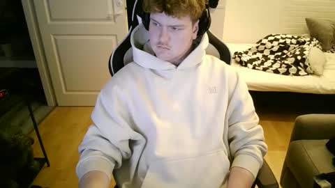 Snapshot of kayttajaviides5 chatting on November 26, 2025, 12:06 pm Aatu online show from November 26, 2025, 12:06 pm