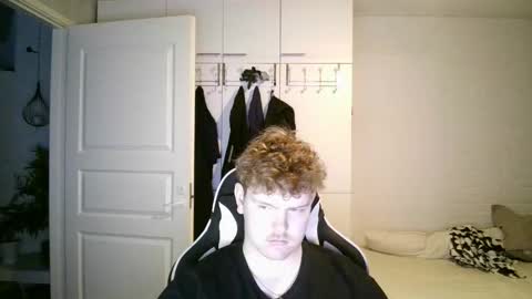 Snapshot of kayttajaviides5 chatting on December 2, 2025, 8:30 am Aatu online show from December 2, 2025, 8:30 am