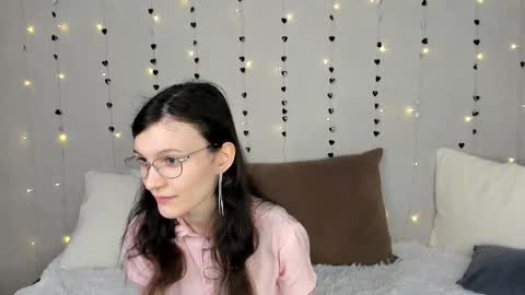 Kelsirabenold online show from February 18, 2026, 4:52 am