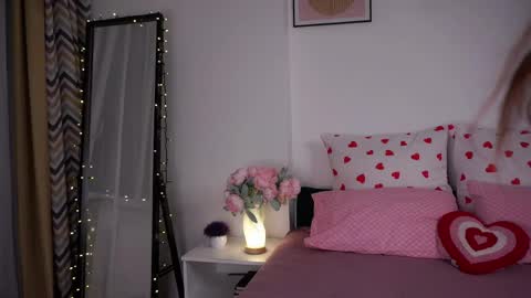 Kira online show from April 14, 2026, 11:00 pm