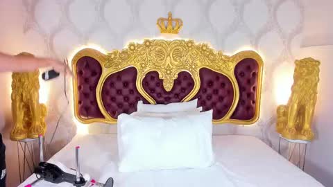 Kendral  online show from October 22, 2025, 4:35 am