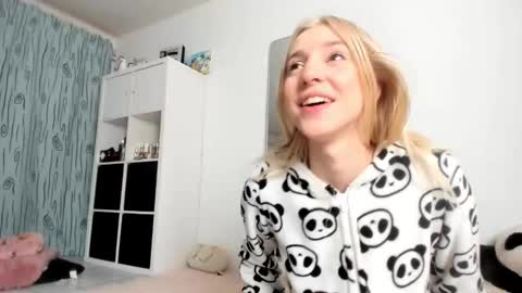 Kenzie online show from October 27, 2025, 4:27 am