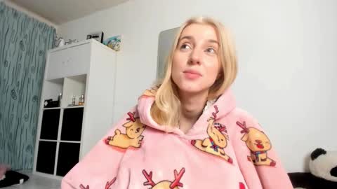 Kenzie online show from November 23, 2025, 2:39 pm