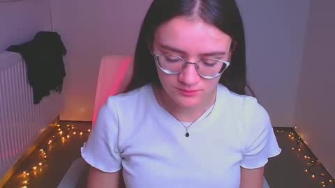 Snapshot of ketrin_pirsss chatting on December 19, 2024, 10:32 pm Ketrin online show from December 19, 2024, 10:32 pm