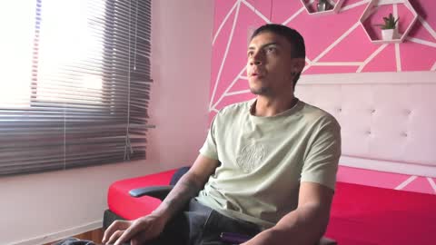 Snapshot of keviin_miller_ chatting on December 4, 2024, 9:02 pm online show from December 4, 2024, 9:02 pm